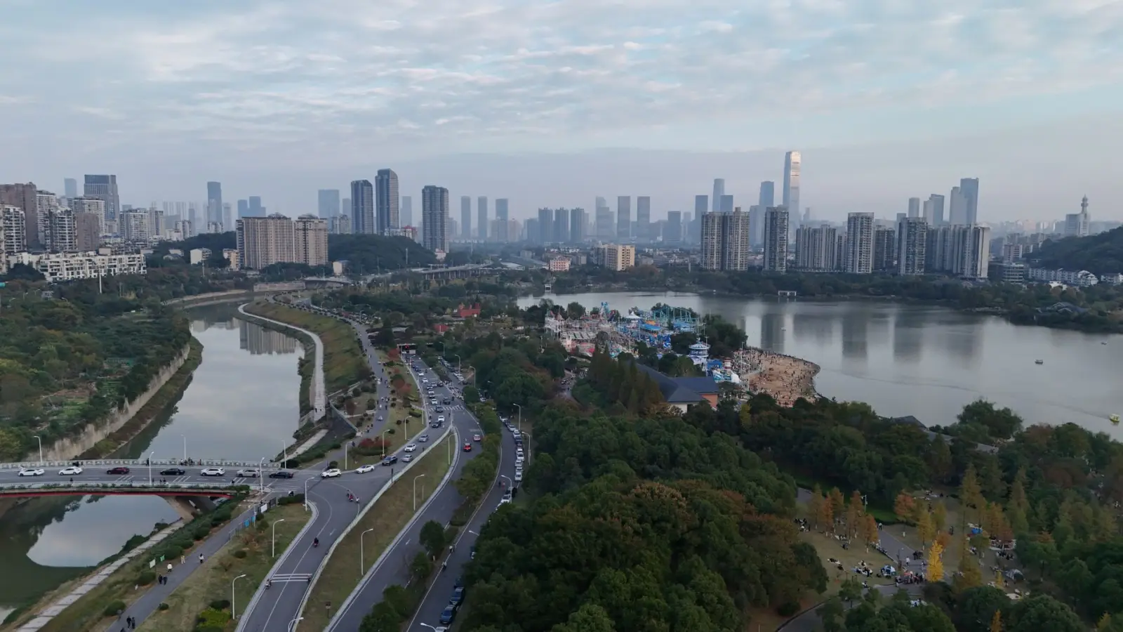 2025年教育设备采购标准解读：教学投影机与实物展台选型要点