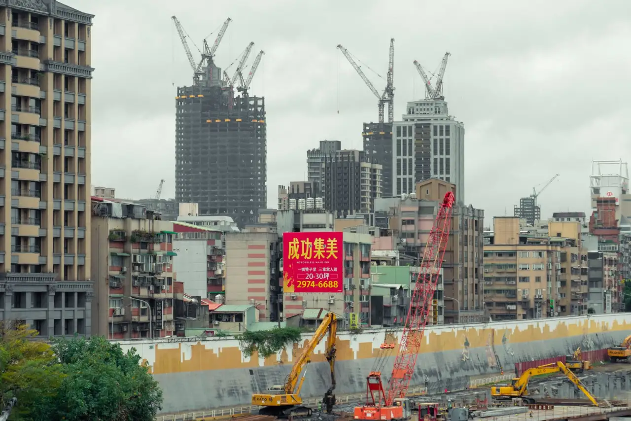 2025年教育设备采购标准解读：教学投影机与实物展台选型要点