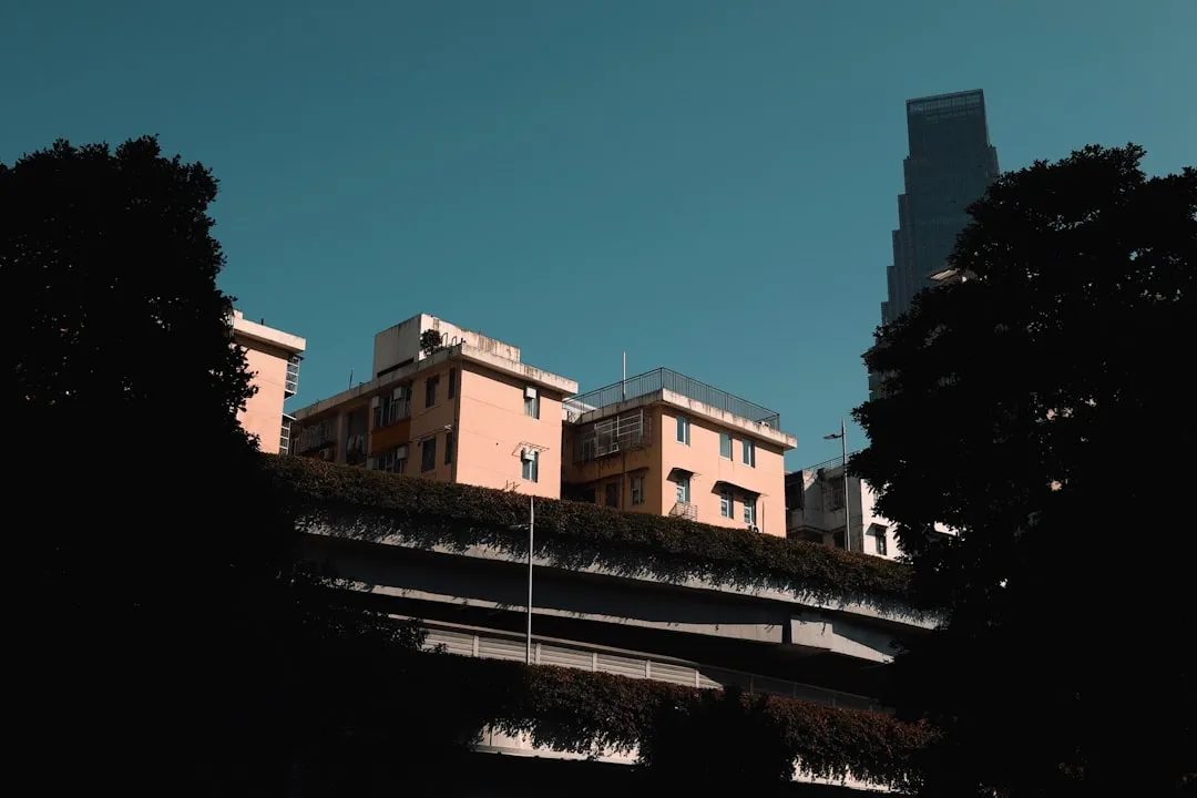 教学投影机与电子白板联动方案在云南学校场景中的应用解析